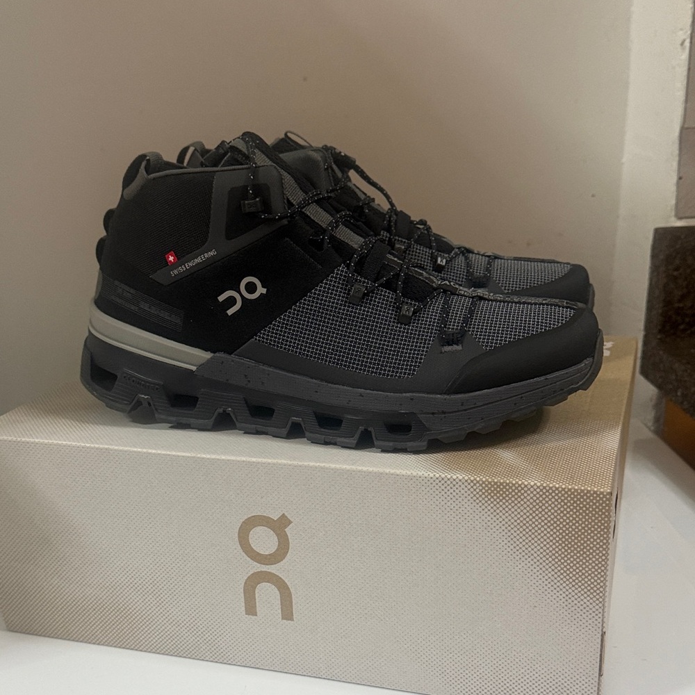 On Cloudtrax Hiking, off road size 9.5 men